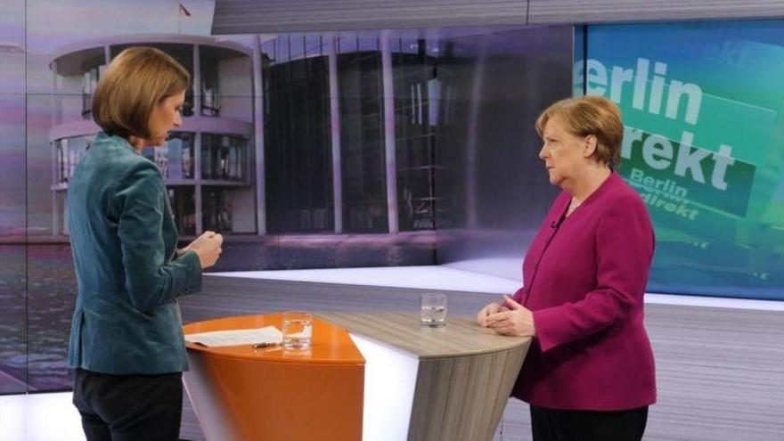 Una Merkel debilitada defiende en televisión el pacto con los socialdemócratas