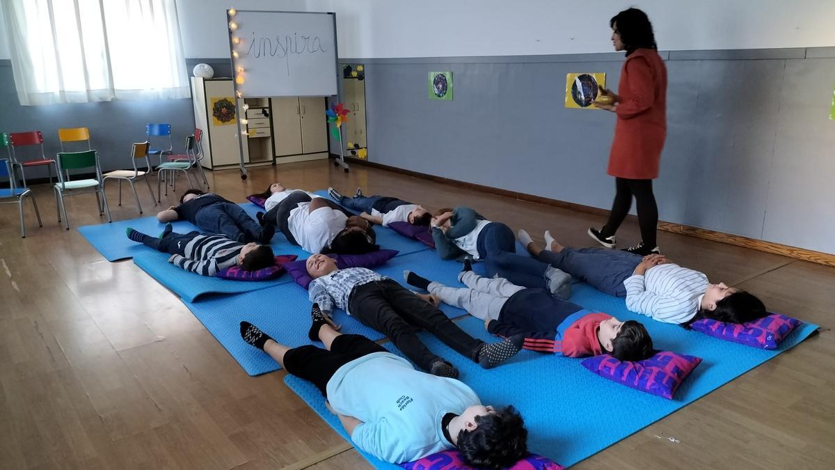 La pedagoga terapéutica Sandra Carranza guía a los alumnos durante una relajación