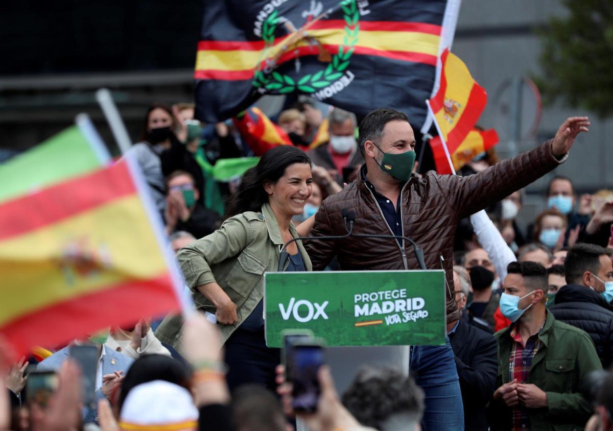 La candidata de Vox a la presidencia de la Comunidad de Madrid, Rocío Monasterio (i), y el presidente del partido, Santiago Abascal (d), durante un acto de campaña en 2021.