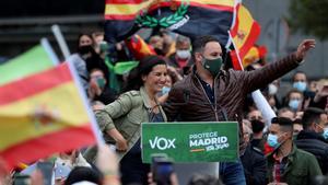 La candidata de Vox a la presidencia de la Comunidad de Madrid, Rocío Monasterio (i), y el presidente del partido, Santiago Abascal (d), durante un acto de campaña en 2021.