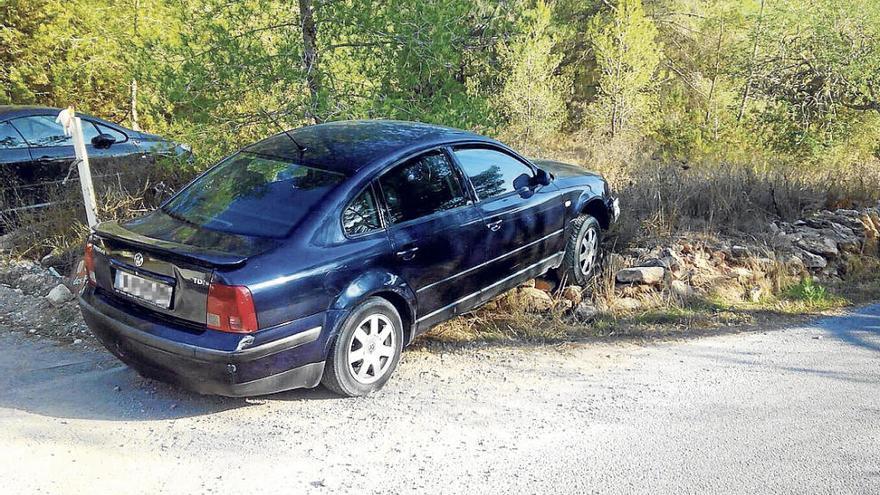 Imagen del Volkswagen Passat con el que huían los sospechosos y con el que se acabaron por estrellar.