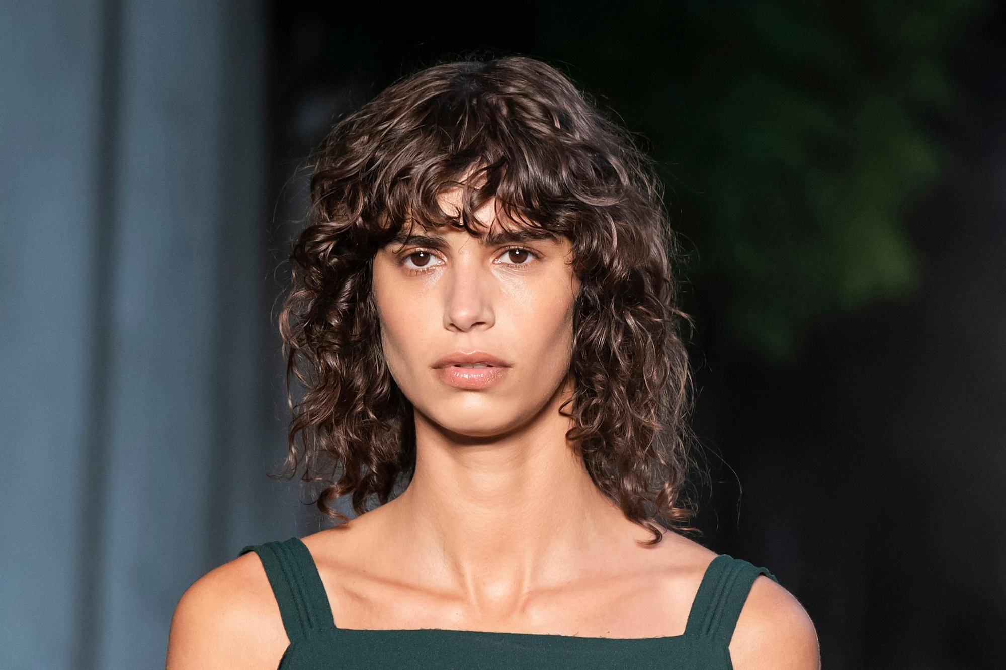 Flequillo en pelo rizado: cuál sienta mejor según el rostro y cómo cuidarlo  para evitar el encrespamiento - Woman