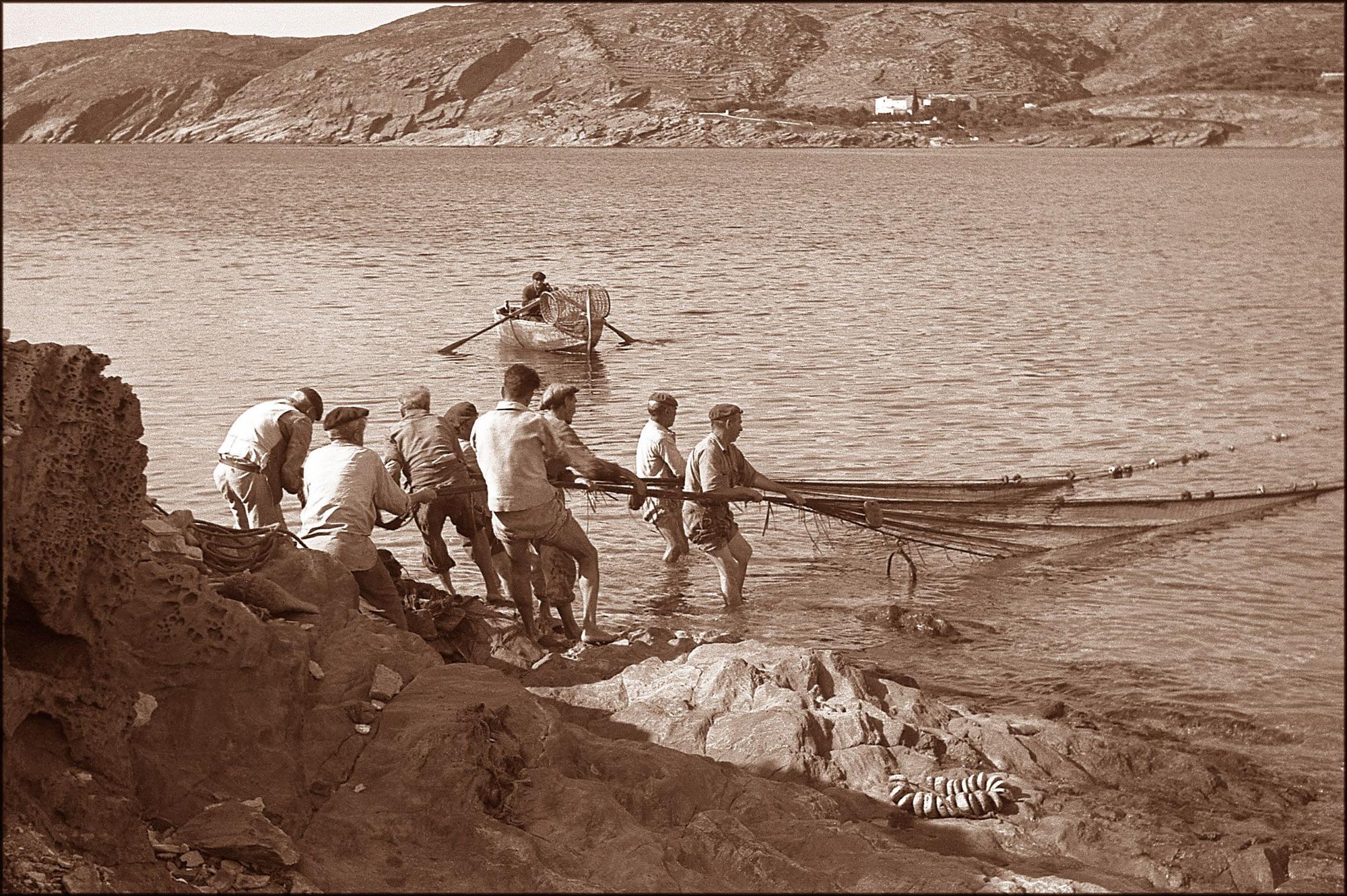 Pescadors recollint l'art c. 1946