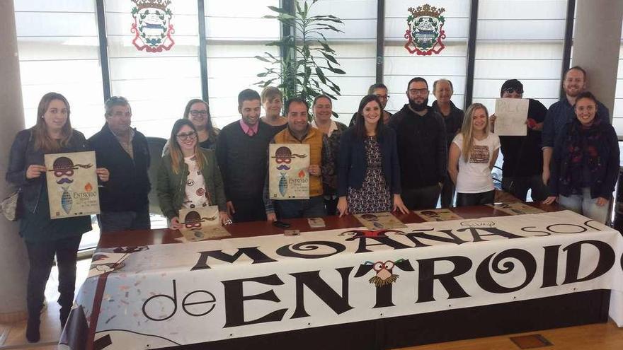 Los representantes de las comparsas con la regidora, la teniente alcalde, el edil de Cultura y el diputado Xosé Leal. // Gonzalo Núñez