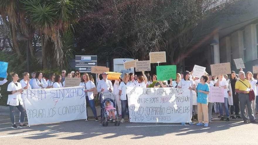 El grupo de enfermeros veteranos sancionados sin vacante, ayer, en el Hospital de Cabueñes.