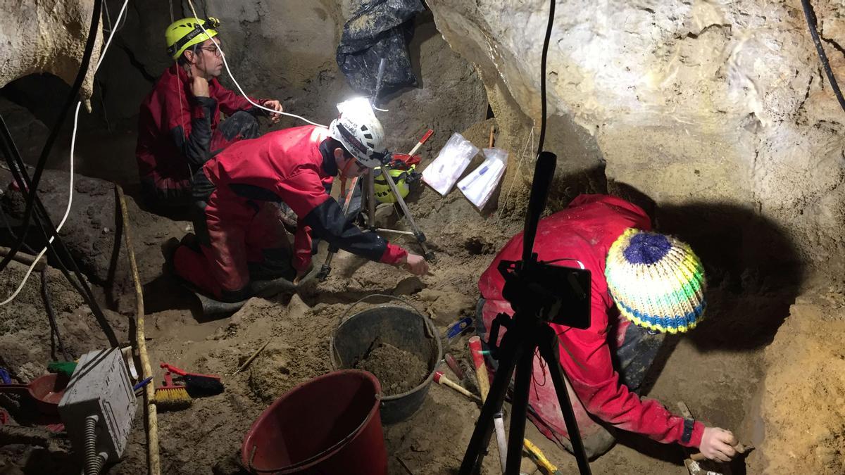 Excavación en la gruta italiana de Guattari, en Italia, donde se han hallado nueve homínidos neandertales.