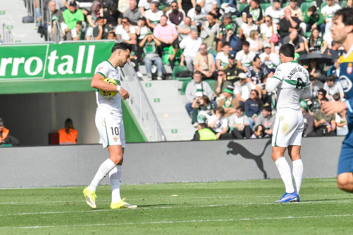 Rafa Mir, con el balón en su brazo derecho, durante el Elche-Espanyol