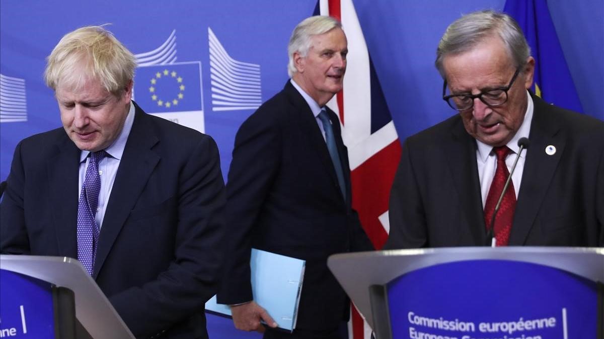 El negociador jefe del 'brexit' de la UE Michel Barnier, entre el primer ministro británico, Boris Johnson (izquierda) y el presidente de la Comisión Europea, Jean-Claude Juncker, en una rueda de prensa el pasado octubre.