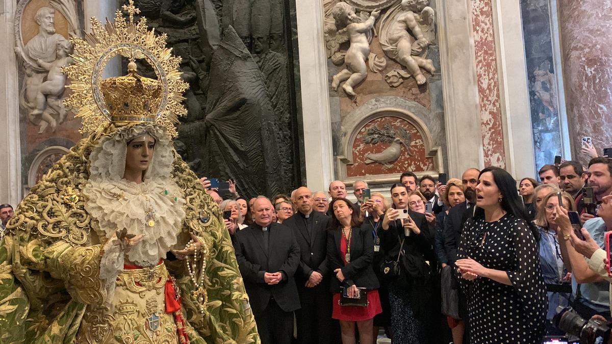 Diana Navarro le canta una saeta a la Virgen de la Esperanza en San Pedro