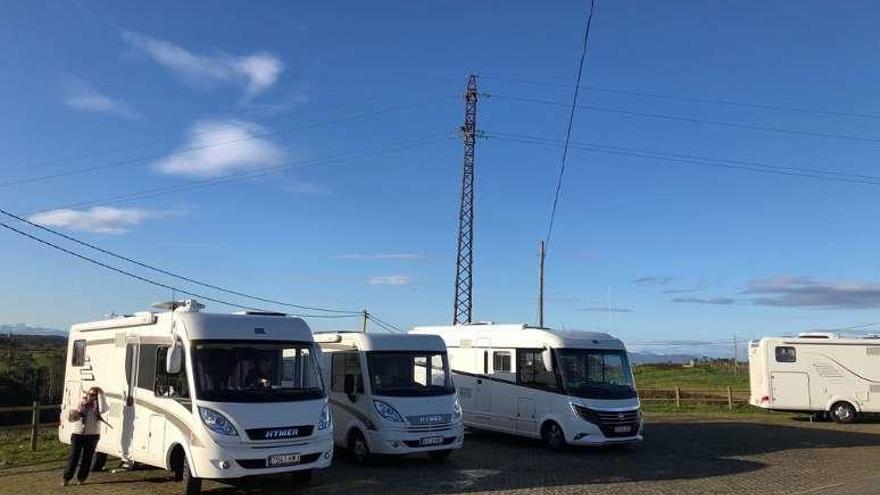 Un grupo de 39 turistas en 19 caravanas &quot;invade&quot; el Paraíso