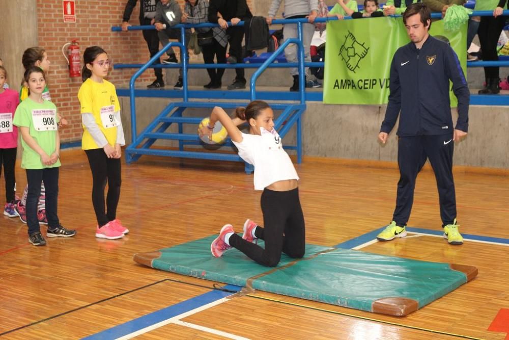 Jugando al atletismo en Alcantarilla