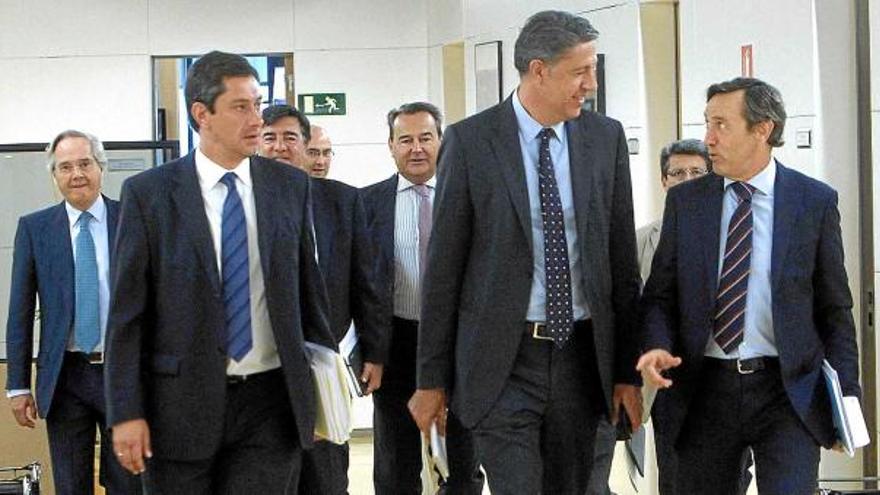 Xavier García Albiol, acompanyat de Rafael Hernando, anant al consell de direcció del PP al Congrés