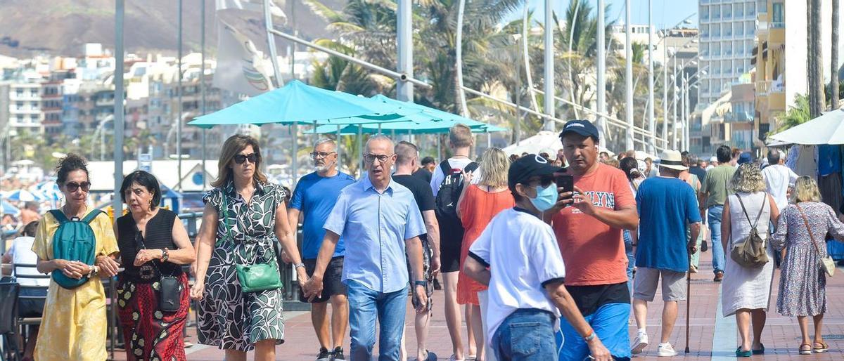 Ciudadanos de paseo en Las Canteras.