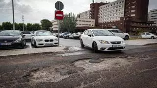 Quejas por los baches en los viales del Hospital Universitario de Badajoz