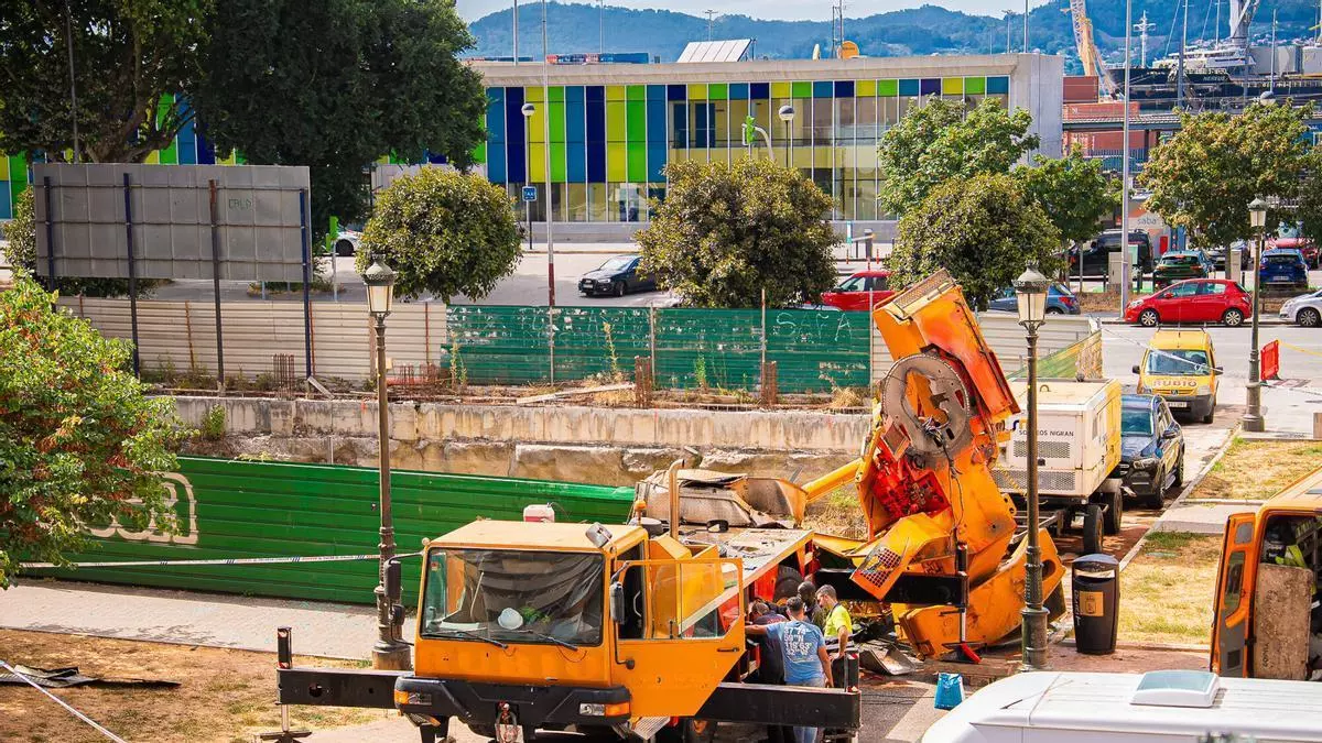 Herido un trabajador tras caerse de una grúa en la calle Areal de Vigo