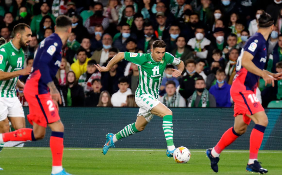 Joaquín encara en una jugada del partido ante el Atlético.