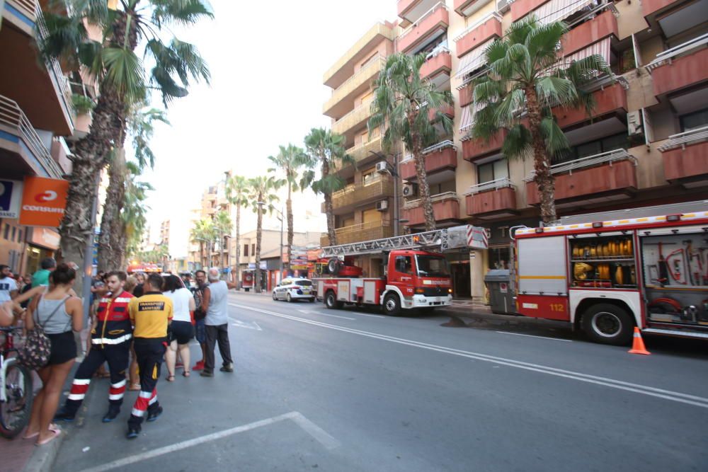 Los bomberos sofocan un incendio en una casa de San Vicente del Raspeig