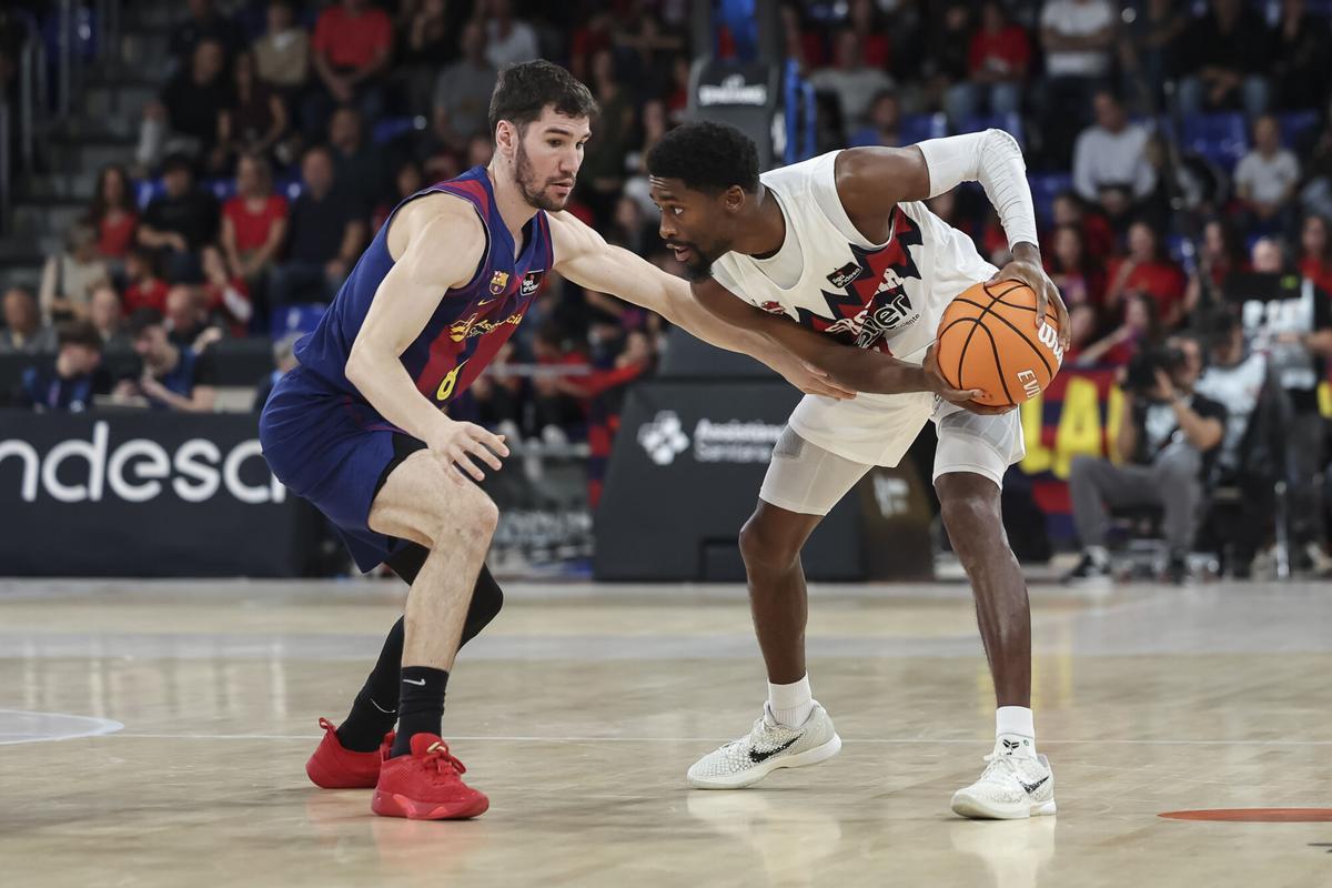 Darío Brizuela frente a Kobi Simmons, del Baskonia, en el duelo del pasado domingo.