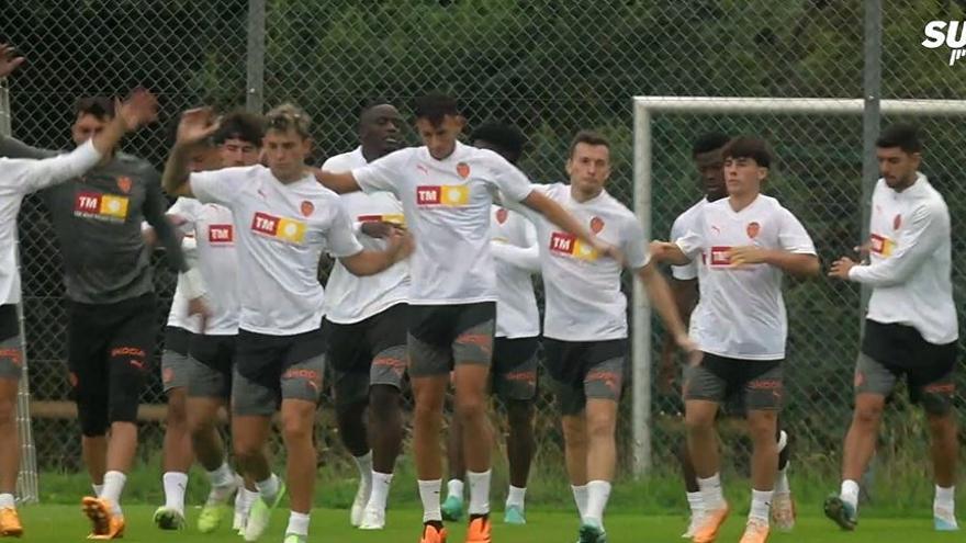 El Valencia entrena bajo la lluvia con dos novedades