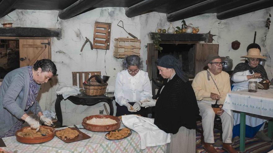 Representación de la elaboración de gofio y pellas en el Belén Viviente, anoche, en Veneguera.