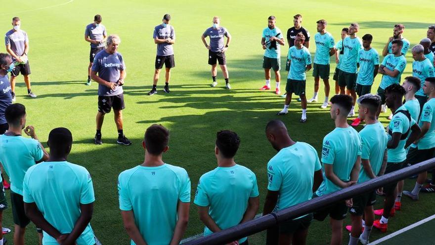 Pellegrini dirigiendo una sesión del conjunto verdiblanco