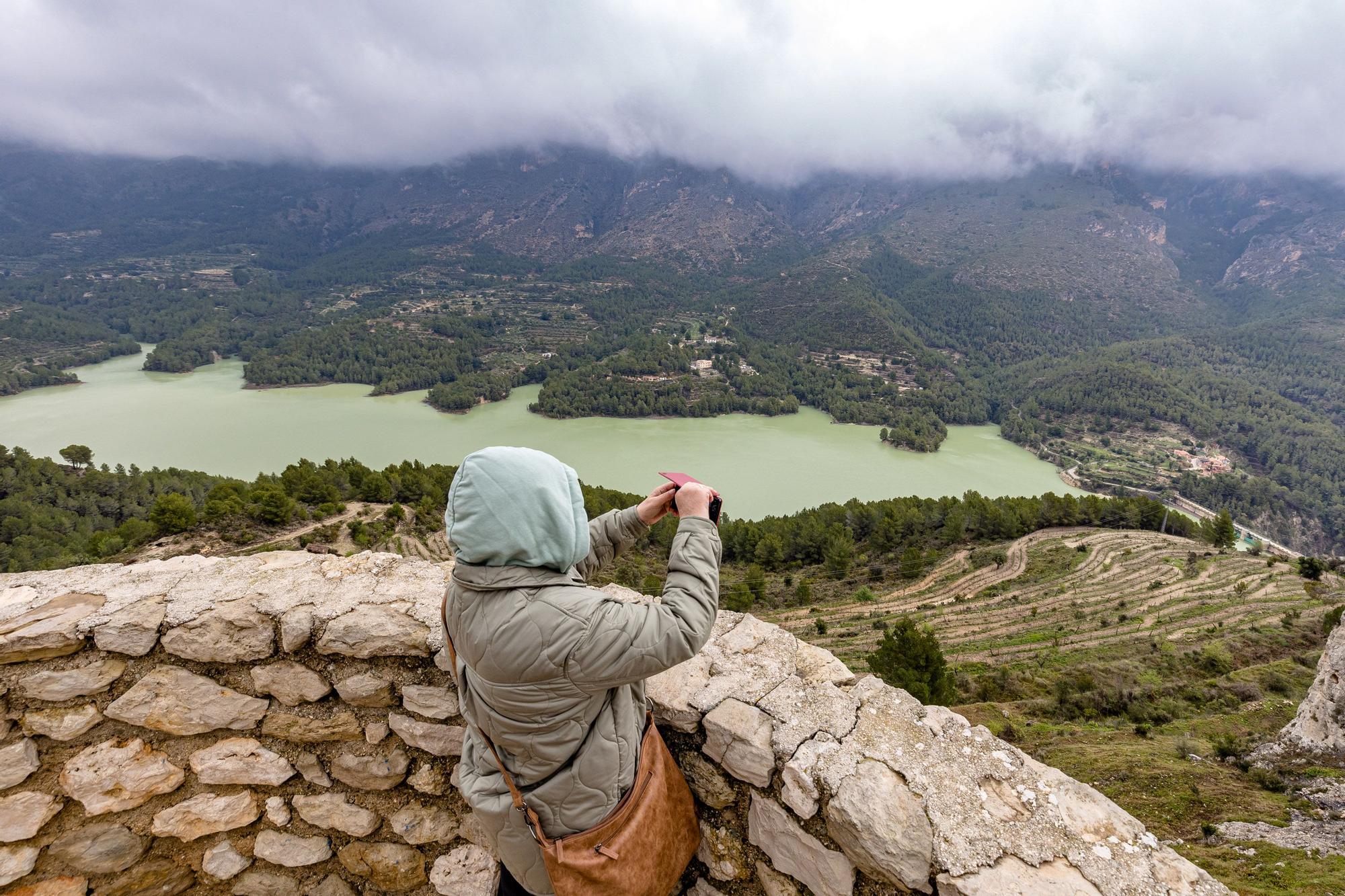 Las lluvias obligan a abrir las compuertas del embalse de Guadalest que se encuentra al límite de su capacidad.