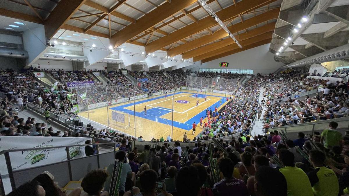 Imagen del Palau d&#039;Esports de Son Moix lleno durante un partido del Palma Futsal.