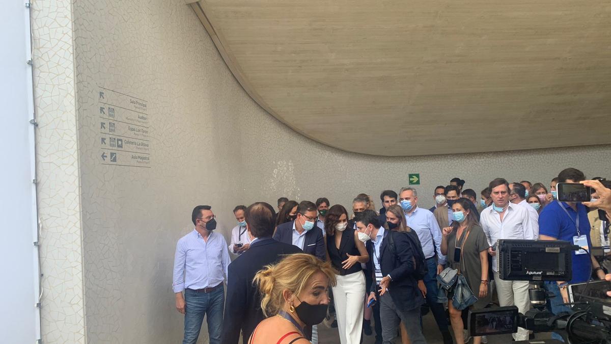 Llegada de la presidenta de la Comunidad de Madrid a València.