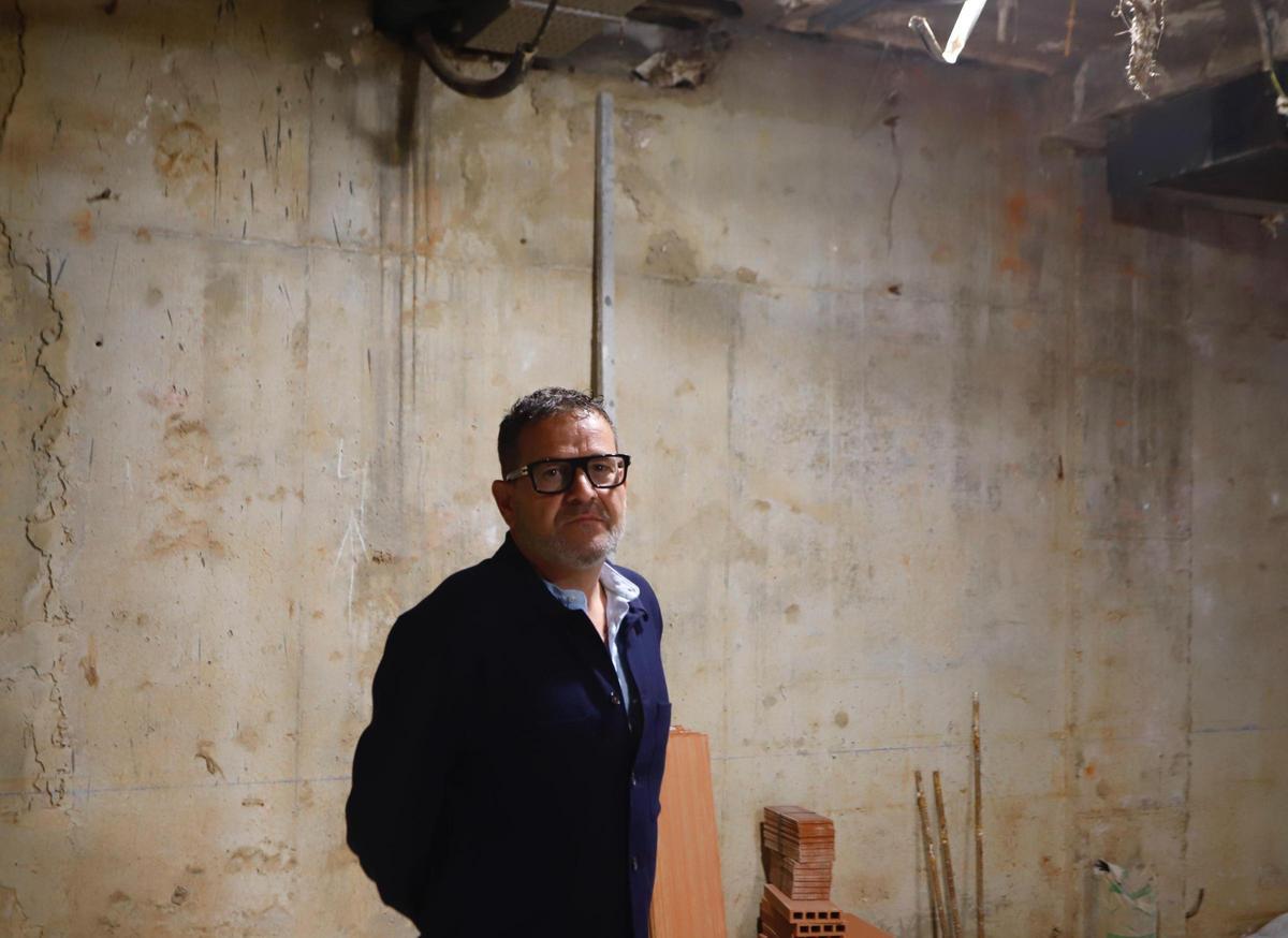 José F. Cabanes, alcalde de Sedaví, en el sótano donde estaba el archivo municipal.