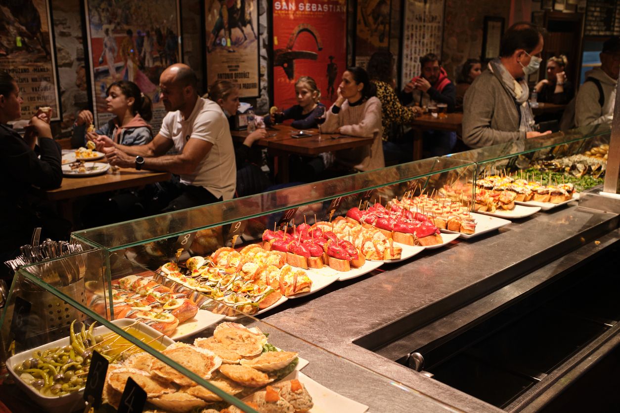 Las barras de las tabernas ofrecen una gran variedad de pintxos