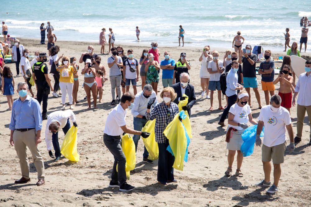 La Reina Sofía participa en una recogida de residuos en una playa de Rincón