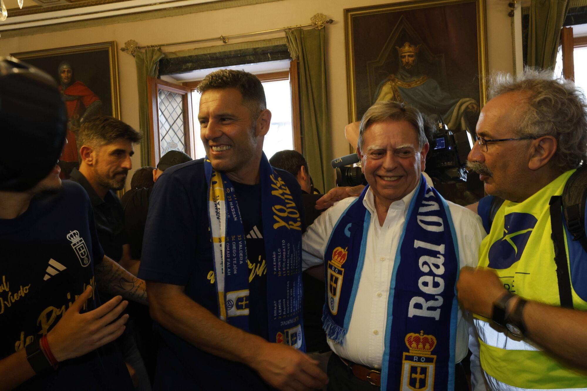 Locura azul en las calles de Oviedo para celebrar el ascenso del equipo a Primera División