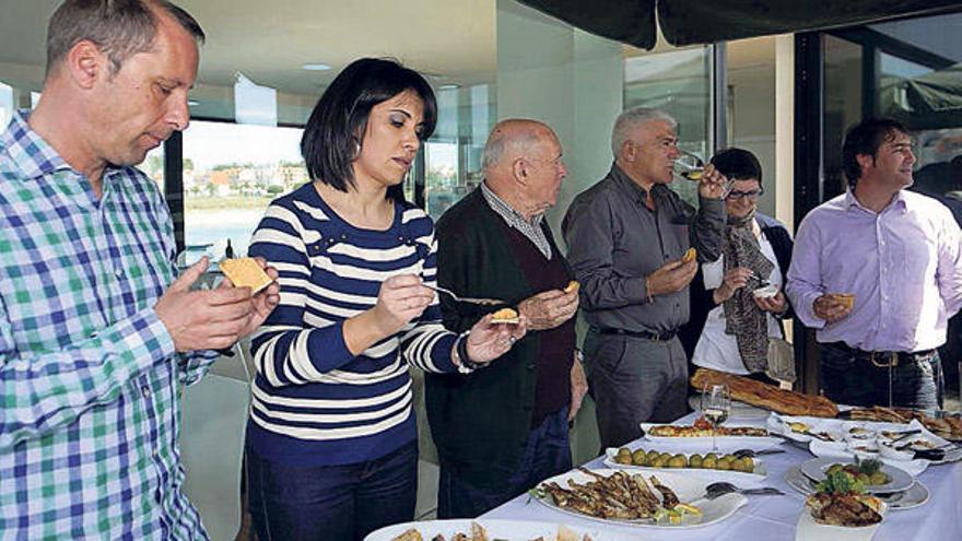 Julio Presas, de Entretendas, y la edil Paz Lago en la degustación de los platos que se servirán.  // N. Parga