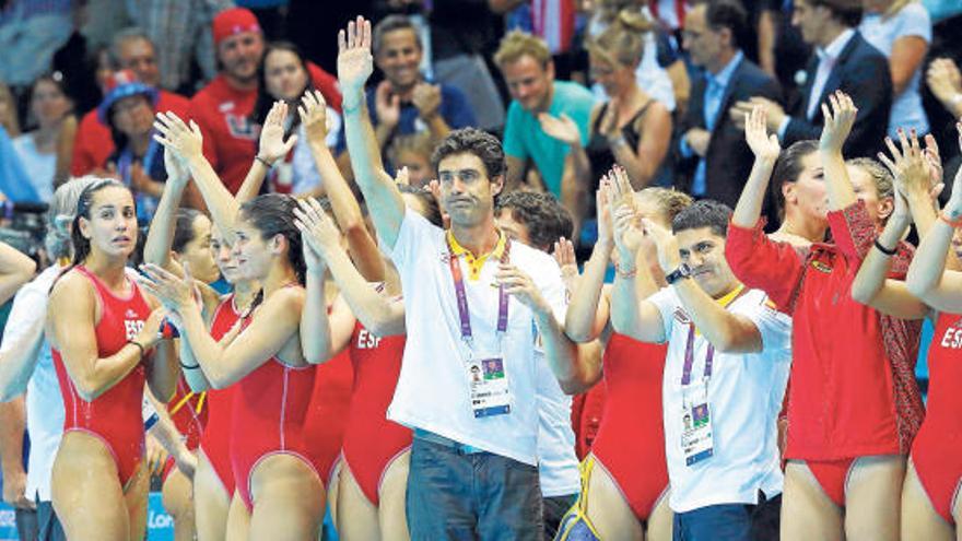 Las jugadoras de la selección de waterpolo, con el entrenador Miki Oca en el centro, saludan tras perder la final ante Estados Unidos.
