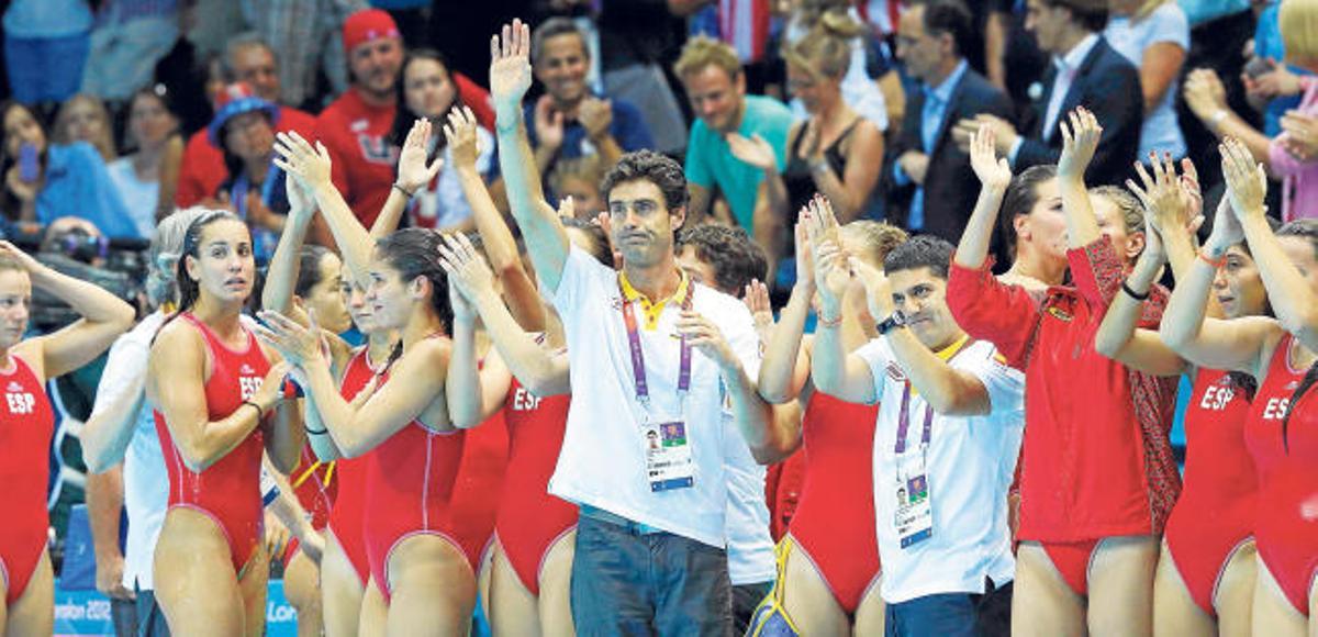 Las jugadoras de la selección de waterpolo, con el entrenador Miki Oca en el centro, saludan tras perder la final ante Estados Unidos.