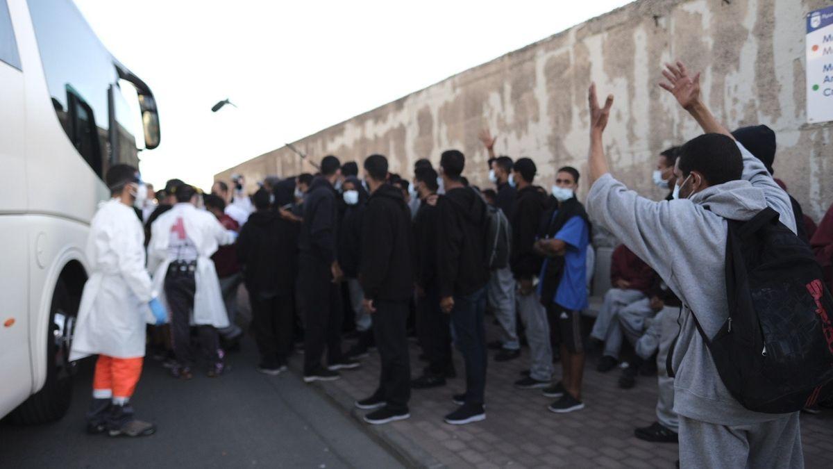 Inmigrantes abandonan el muelle de Arguineguín este martes.