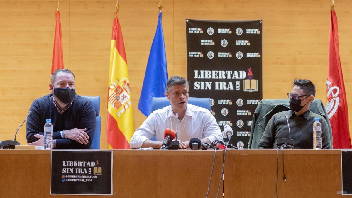 Leopoldo López, en el centro, y Yúnior García, a la derecha, durante la charla.