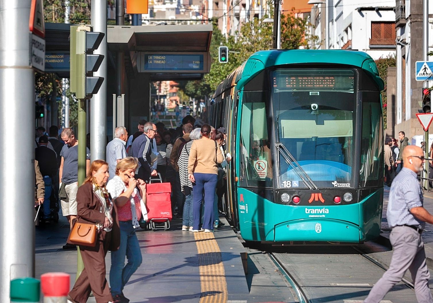 Colas en las paradas del tranvía en Santa Cruz