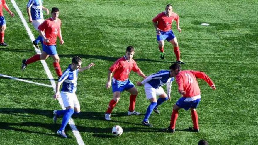 Un momento del partido disputado ayer entre el Domaio y el Nigrán. // Gonzalo Núñez