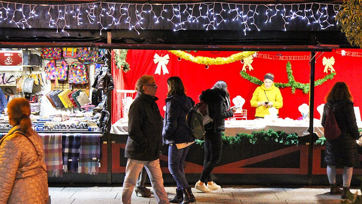 Foto de archivo de puestos de Navidad en el mercado de O Calvario.