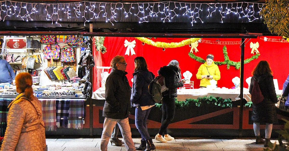 Foto de archivo de puestos de Navidad en el mercado de O Calvario.