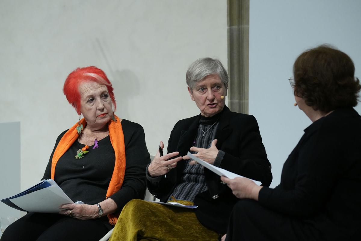 La periodista Rosa María Calaf; la periodista y política Teresa Eulàlia Calzada Isern y la periodista Olga Viza durante el acto institucional del 8M en la Generalitat.