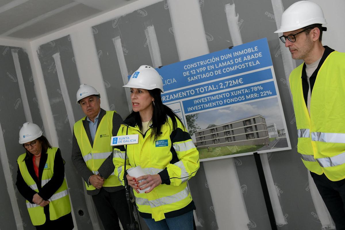 La conselleira, este viernes, durante la visita a las obras del barrio compostelano de Lamas de Abade