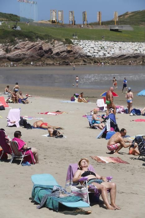 Bañistas en la playa de Salinas