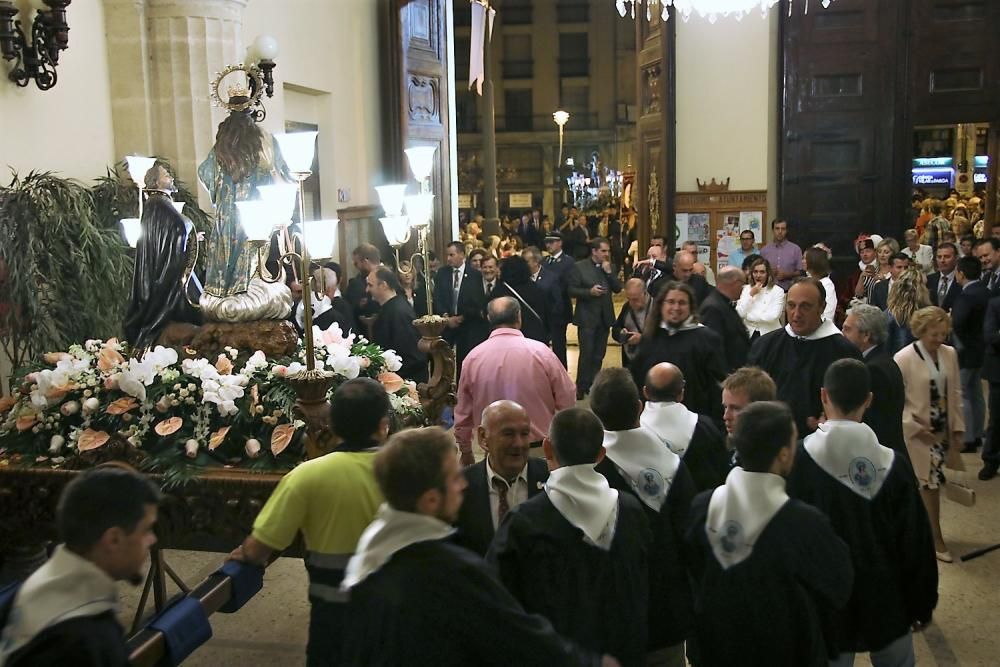 Alcoy muestra su devoción a la Virgen de los Lirios con miles de flores.