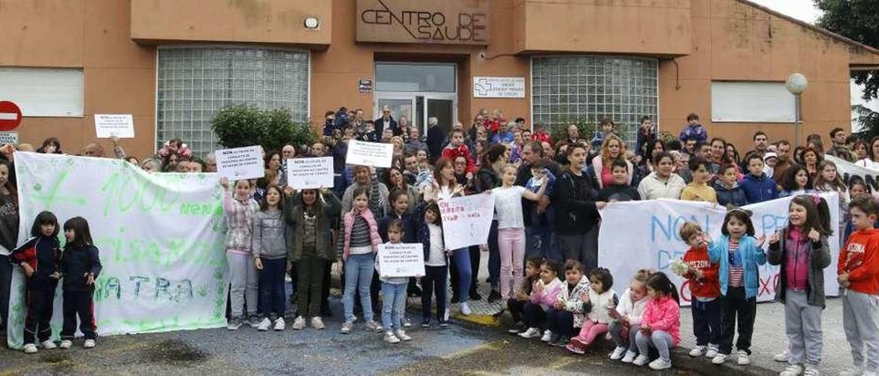 Alumnos de cinco centros educativos y usuarios del centro de salud de Coruxo, en la protesta contra el cierre de Pediatría. // Alba Villar