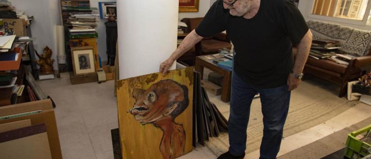 El pintor Joan Ramos muestra los daños en algunas de sus obras, ayer en su estudio. | PERALES IBORRA