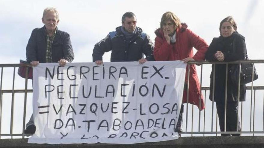 Vecinos del ofimático, ayer, protestan con una pancarta en un puente sobre la avenida Alfonso Molina. / 13fotos