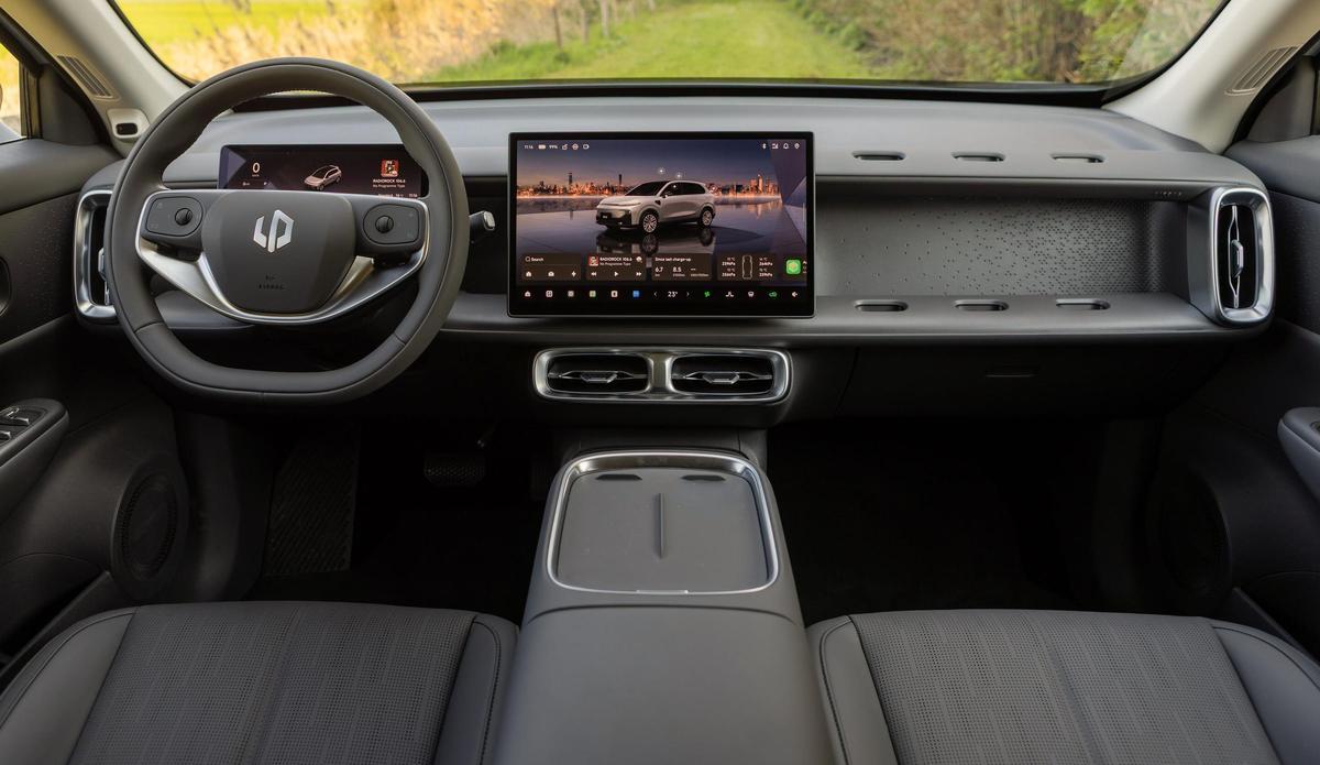 En esta nueva versión, las ruedas se mueven siempre impulsadas por el motor eléctrico de 214 CV de potencia