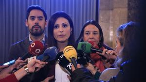 Lorena Roldán atiende a los medios de comunicación.